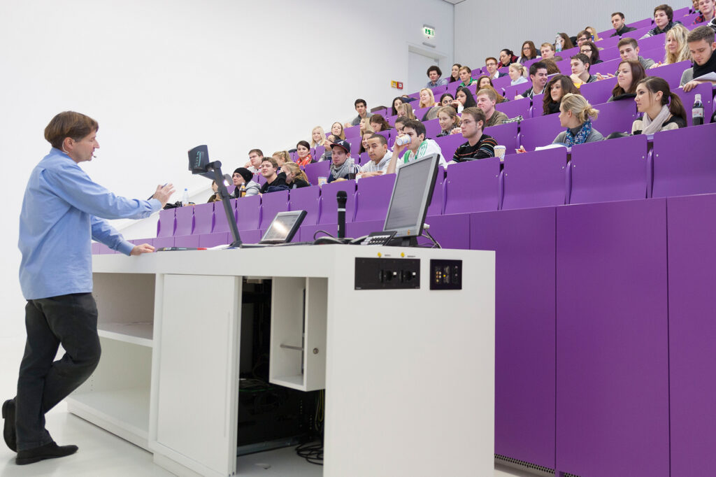 Vorlesung im Hörsaal an der Hochschule Neu-Ulm