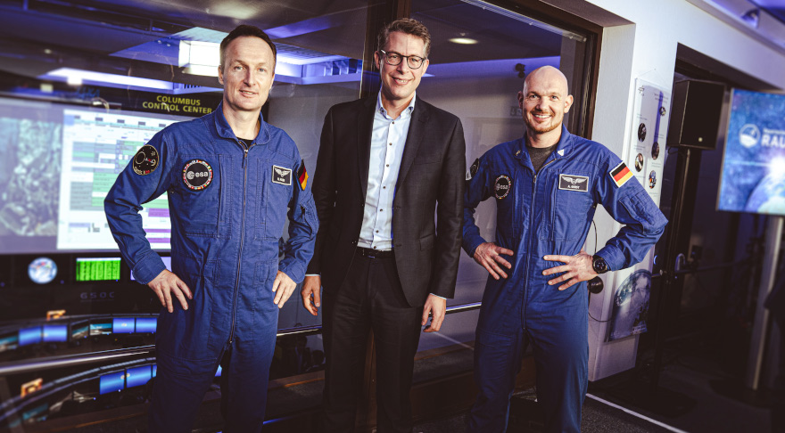 Wissenschaftsminister Markus Blume mit Astronauten