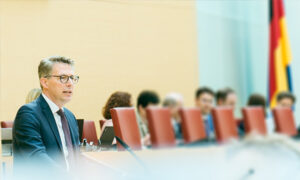 Staatsminister Blume bei seiner Regierungserklärung im Landtag