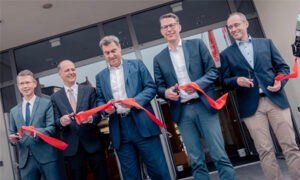 Wissenschaftsminister Markus Blume, Ministerpräsident Dr. Markus Söder, Oberbürgermeister Sebastian Remelé sowie Hochschulpräsident Prof. Dr. Robert Grebner und Prof. Dr. Tobias Kaupp