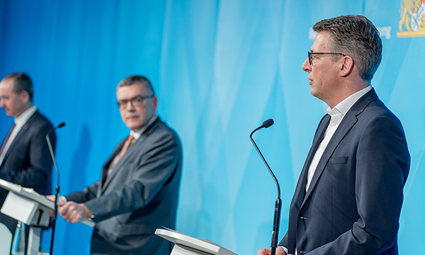 Pressekonferenz mit Wissenschaftsminister Blume