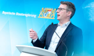 Wissenschaftsminister Blume bei der Pressekonferenz nach dem Ministerrat am 19. März 2023