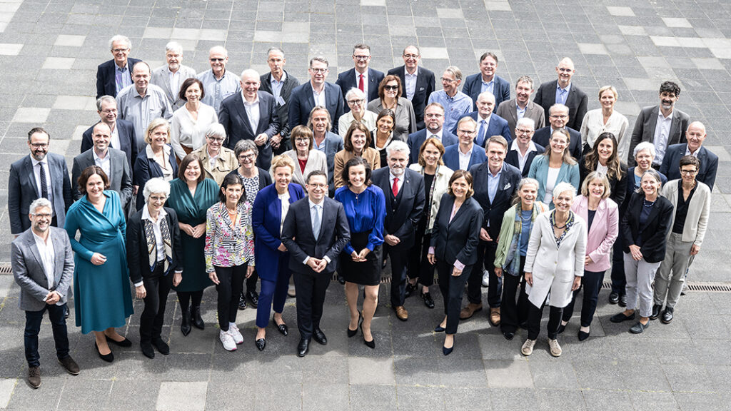 Mitglieder der Exzellenz-Kommission mit Bayerns Wissenschaftsminister Markus Blume (hinterste Reihe, 6.v.l.) und Bundesforschungsministerin Dorothee Bär (erste Reihe, 4.v.l.) bei der entscheidenden Sitzung am 22. Mai 2025 in Bonn – Foto: Hans-Joachim Rickel, BMFTR