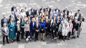 Mitglieder der Exzellenz-Kommission mit Bayerns Wissenschaftsminister Markus Blume (hinterste Reihe, 6.v.l.) und Bundesforschungsministerin Dorothee Bär (erste Reihe, 4.v.l.) bei der entscheidenden Sitzung am 22. Mai 2025 in Bonn – Foto: Hans-Joachim Rickel, BMFTR