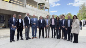 Richtfest für die Technische Chemie der FAU: (3.v.l.) Bayerns Wissenschaftsminister Markus Blume, (4.v.l.) Bayerns Innenminister Joachim Herrmann, (5.v.l.) Bayerns Bauminister Christian Bernreiter und Prof. Joachim Hornegger, Präsident der FAU (links) zusammen mit Vertreterinnen und Vertretern des staatlichen Bauamts, der FAU sowie der Stadt und beteiligter Firmen. (© Axel König/StMWK)