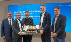 Wissenschaftsminister Markus Blume (2.v.r.) und NVIDIA-Vize-Präsident Supercomputing, Higher Education & AI, EMEA, Rod Evans (l.) mit Prof. Gerhard Wellein (r.), André Singer, CEO Megware, (2.v.l.) und Prof. Joachim Hornegger, Präsident der FAU, (Mitte) mit einem Rechenknoten der KI-Infrastruktur. (©Axel König/StMWK)