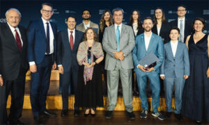 Die Preisträgerinnen und Preisträger der Hightech-Preise Bayern 2026 mit Ministerpräsident Dr. Markus Söder (Mitte), Wissenschaftsminister Markus Blume (2.v.l.) und BAdW-Präsident Prof. Markus Schwaiger (l.) (© Andreas Gebert/StMWK)