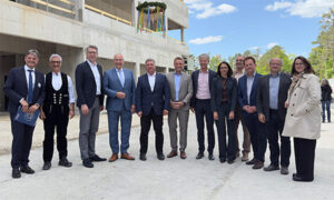 Richtfest für die Technische Chemie der FAU: (3.v.l.) Bayerns Wissenschaftsminister Markus Blume, (4.v.l.) Bayerns Innenminister Joachim Herrmann, (5.v.l.) Bayerns Bauminister Christian Bernreiter und Prof. Joachim Hornegger, Präsident der FAU (links) zusammen mit Vertreterinnen und Vertretern des staatlichen Bauamts, der FAU sowie der Stadt und beteiligter Firmen. (© Axel König/StMWK)