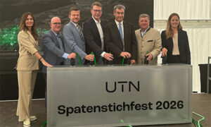 Beim Baustart für fünf UTN-Gebäude (v.l.n.r.) : UTN-Vizepräsidentin Arina Zonner, UTN-Präsident Prof. Dr. Michael Huth, Oberbürgermeister Marcus König, Wissenschaftsminister Markus Blume, Ministerpräsident Dr. Markus Söder, Bauminister Christian Bernreiter und Tanja Nachtigall, Bereichsleiterin des Staatlichen Bauamts Erlangen-Nürnberg (© P.Spörlein/StMWK)