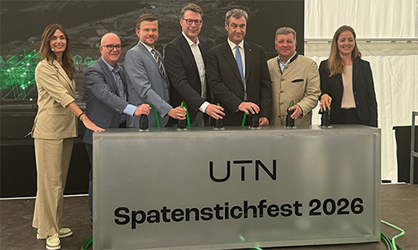 Beim Baustart für fünf UTN-Gebäude (v.l.n.r.) : UTN-Vizepräsidentin Arina Zonner, UTN-Präsident Prof. Dr. Michael Huth, Oberbürgermeister Marcus König, Wissenschaftsminister Markus Blume, Ministerpräsident Dr. Markus Söder, Bauminister Christian Bernreiter und Tanja Nachtigall, Bereichsleiterin des Staatlichen Bauamts Erlangen-Nürnberg (© P.Spörlein/StMWK)